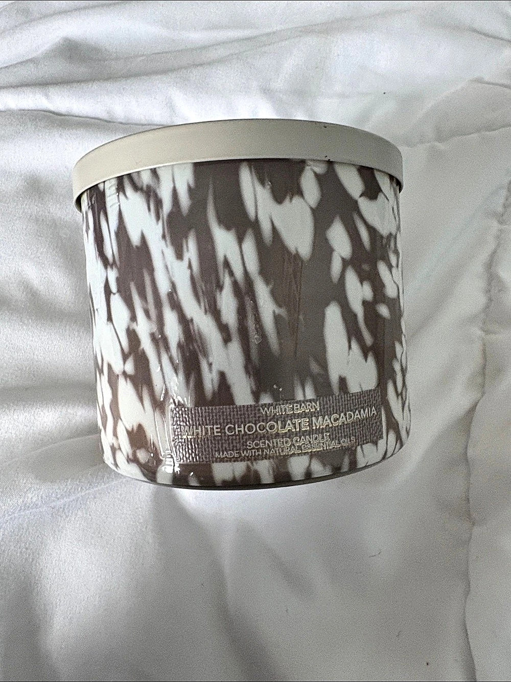 White Barn White Chocolate Macadamia Scented Candle Brown & White